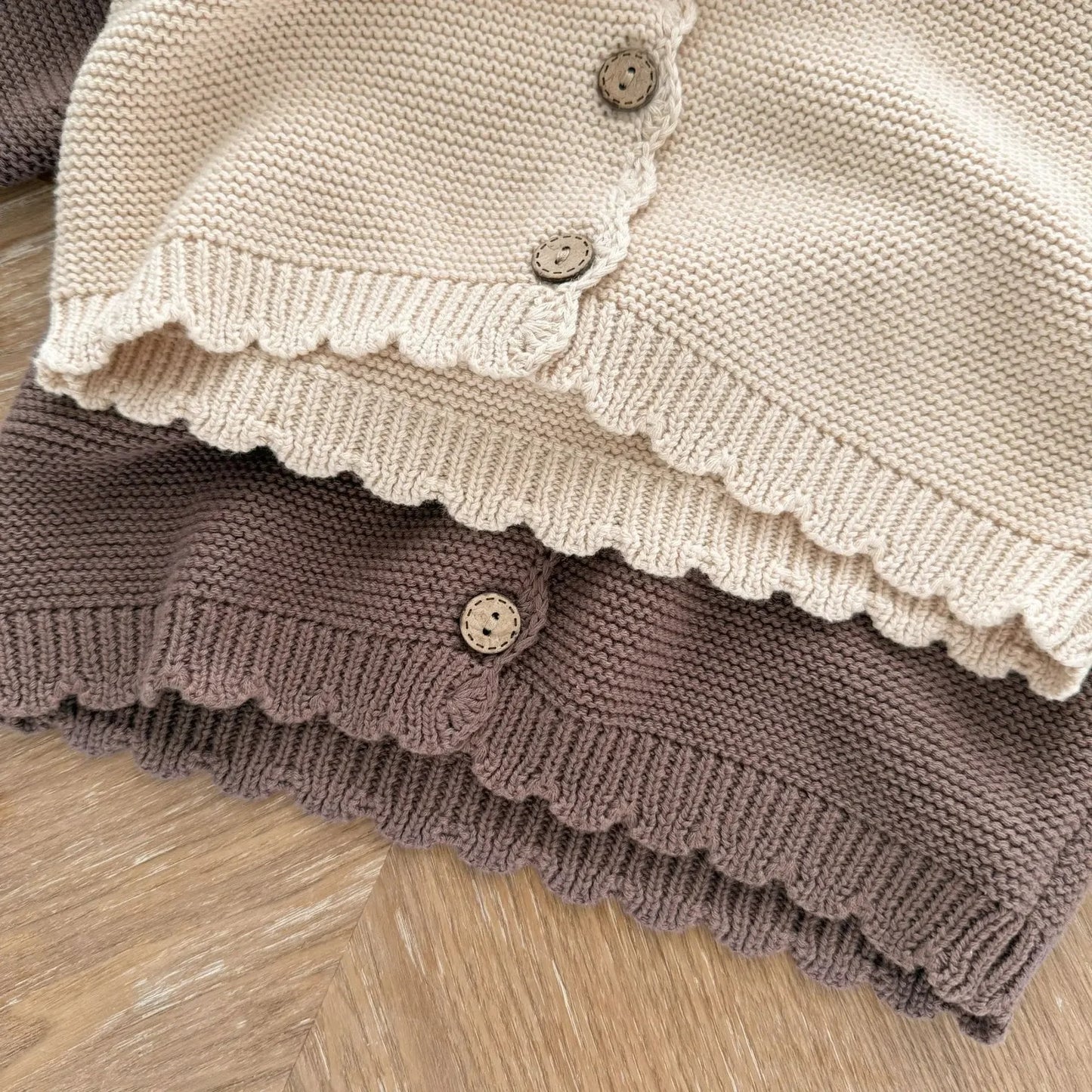 Baby Strickjacke mit Holzknöpfen