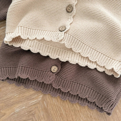Baby Strickjacke mit Holzknöpfen