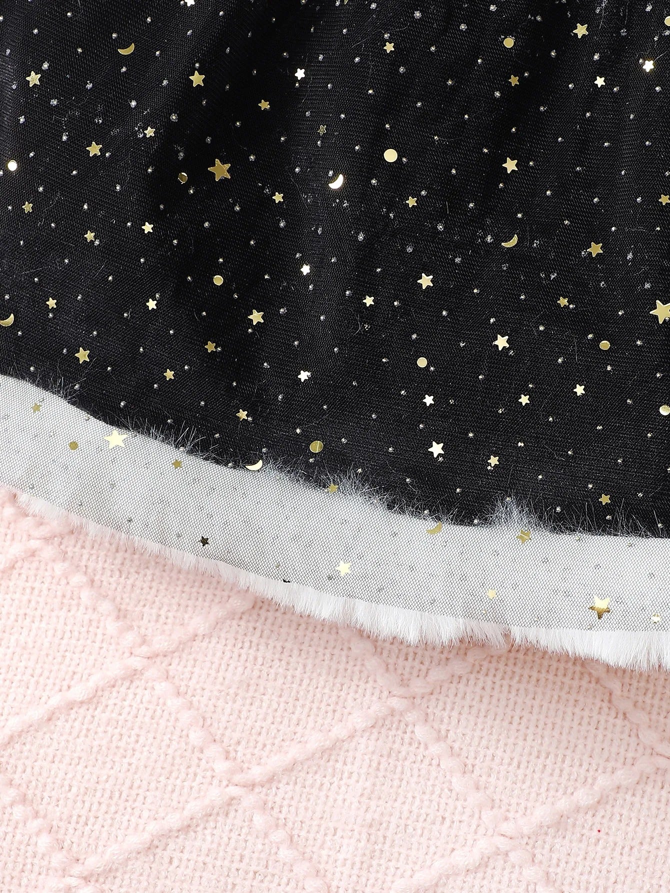 Samtiges Weihnachtskleid mit Glitzersternen & Kunstfellbesatz