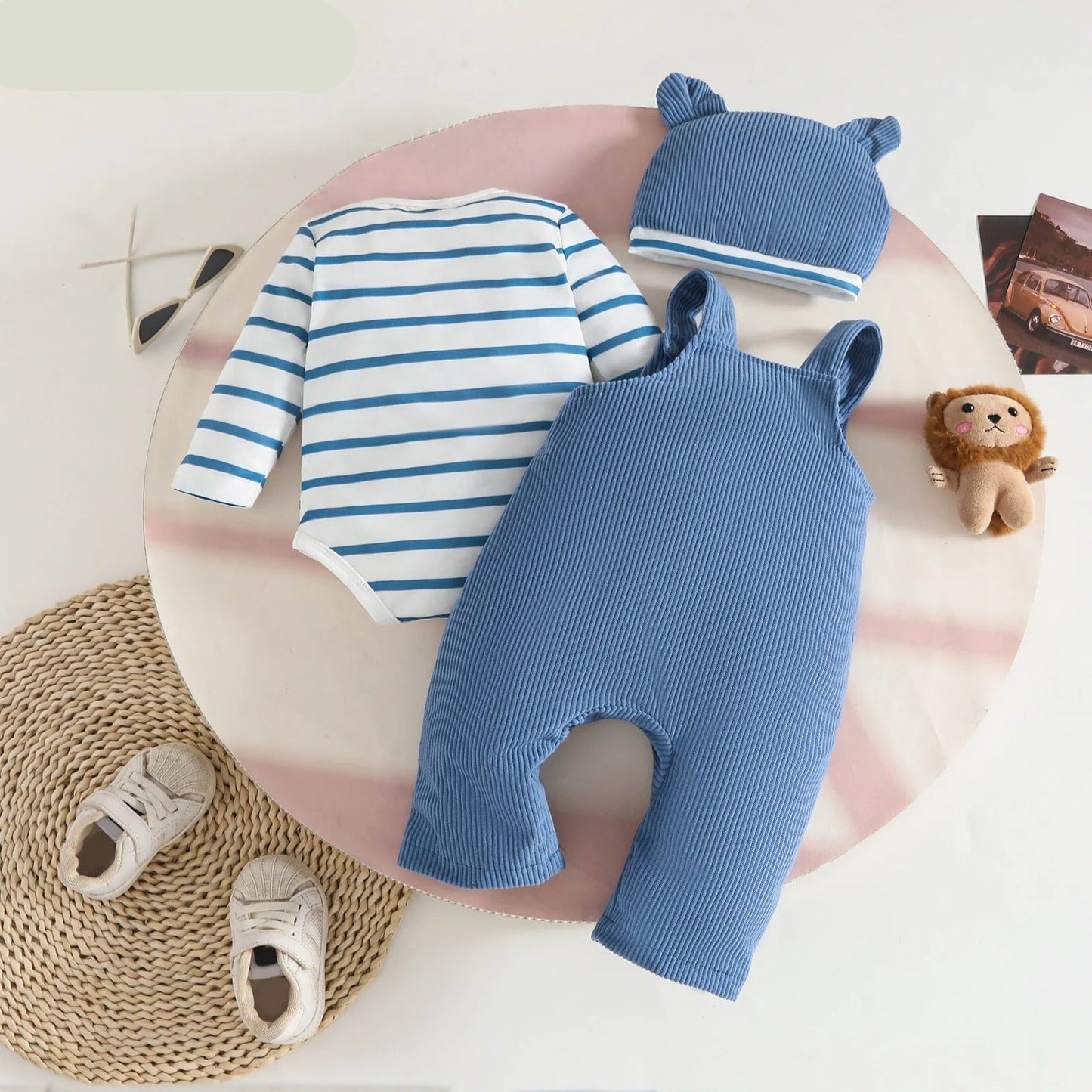 Baby Outfit 2-teilig – Streifen Body & Latzhose mit Tiermotiv inkl. Mütze