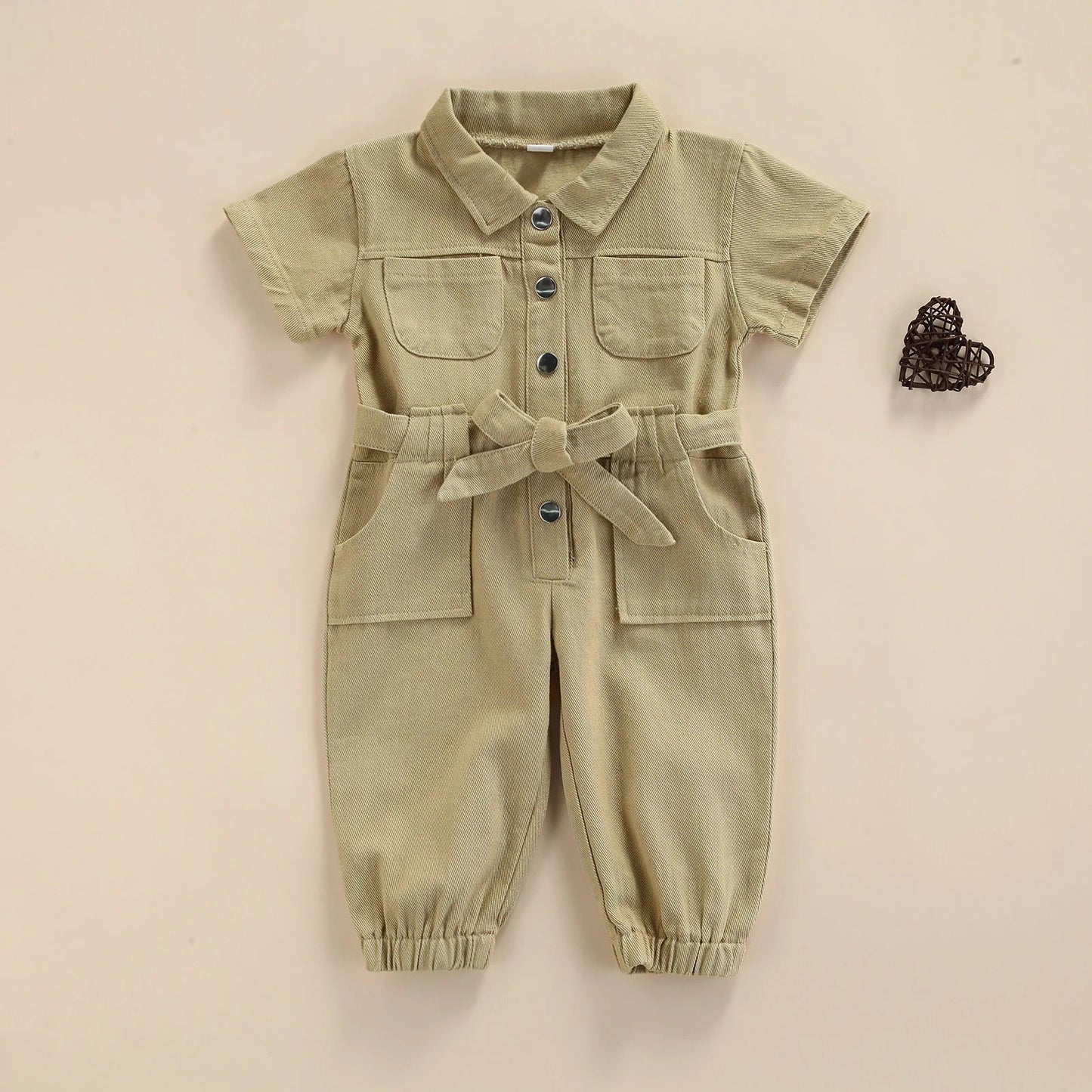 Kinder Jumpsuit mit Gürtel aus Baumwolle – Kurzarm Overall mit Knöpfen & Taschen