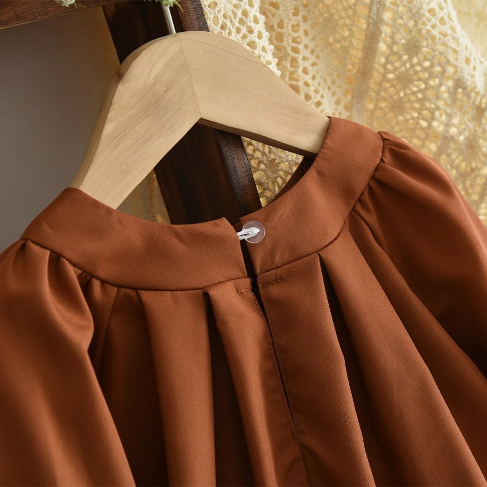 Elegantes Kinder Outfit – Bluse mit Falten & gestreifte Hose