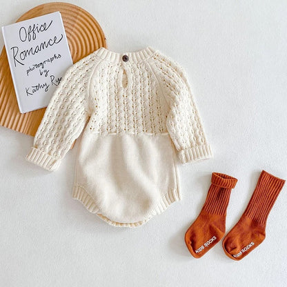 Strick Baby Body mit Lochmuster und Bindeband – Langarm Body für Mädchen