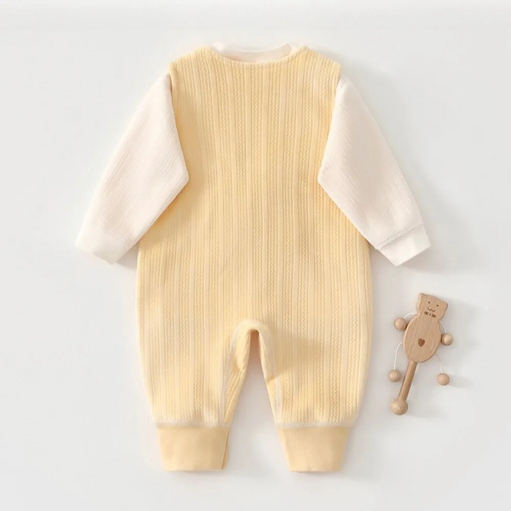 Kuscheliger Baby Strampler mit Bärchen-Tasche
