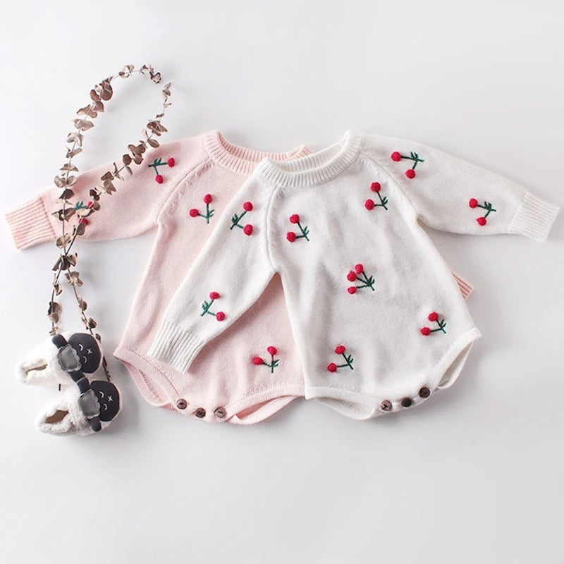 Baby Strickbody mit Kirschstickerei – Langarm Body für Mädchen