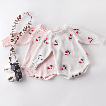 Baby Strickbody mit Kirschstickerei – Langarm Body für Mädchen