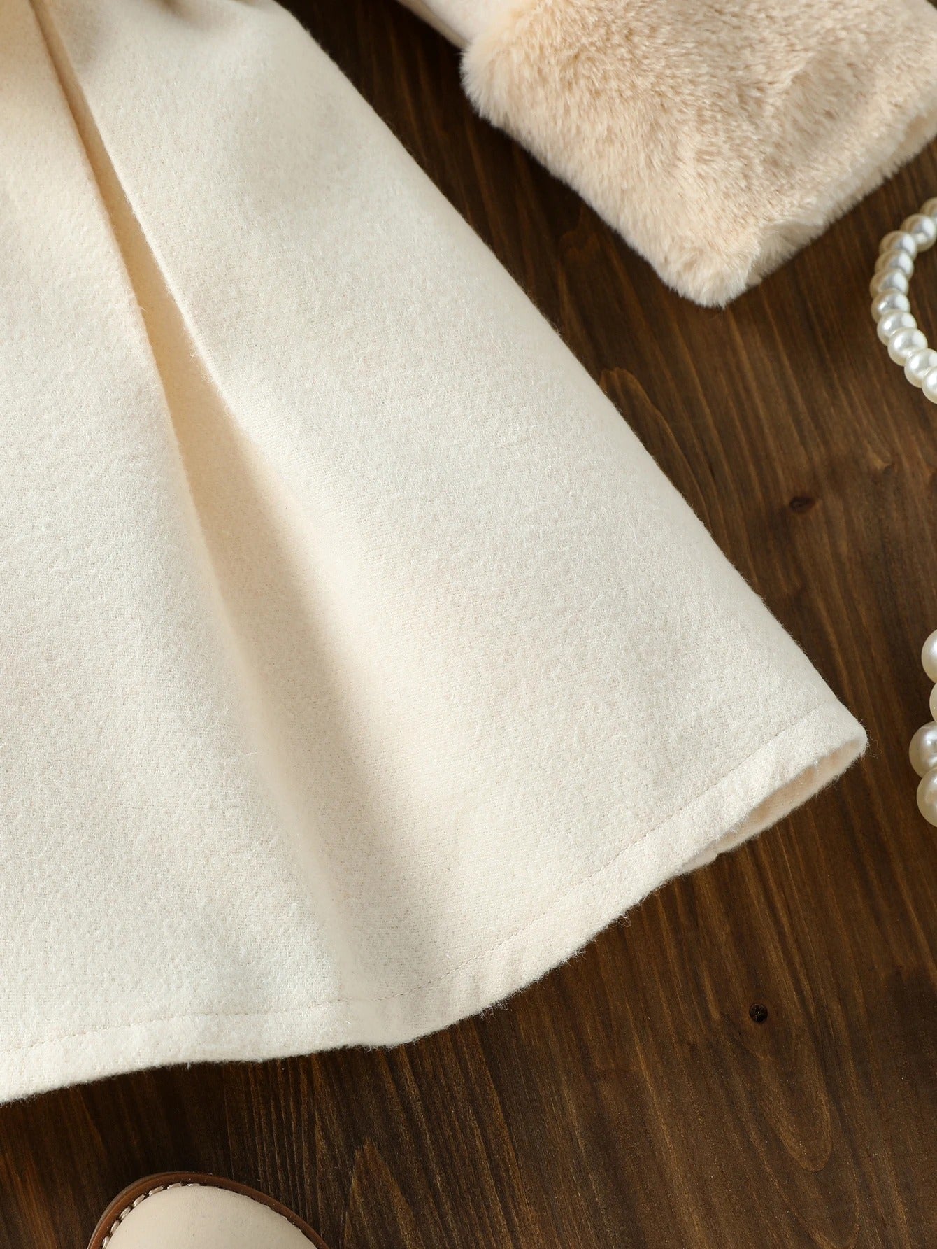 Eleganter Wintermantel mit Schleife & Kunstfellkragen