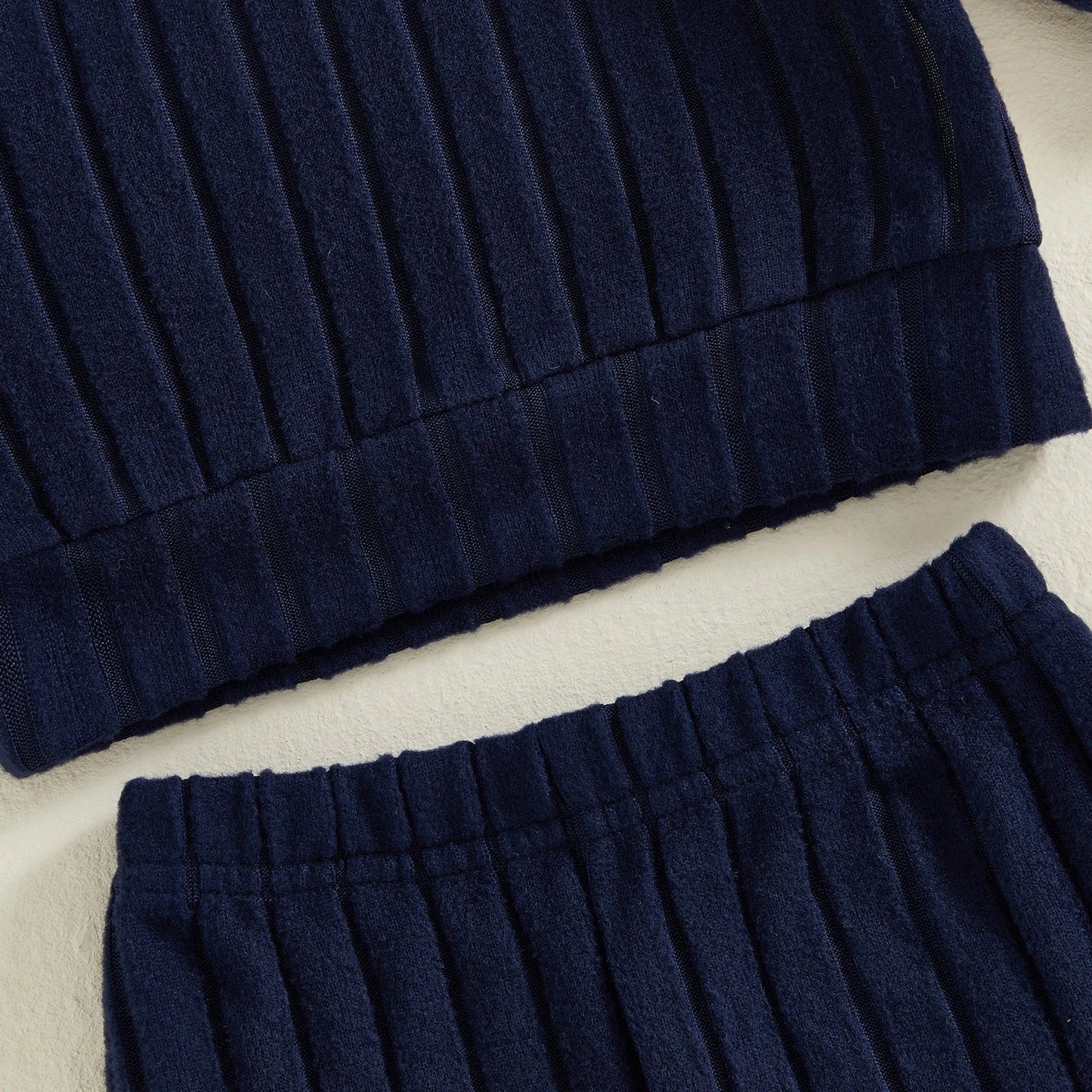 Zweiteiliges Strickset für Jungen – weicher Pullover & Hose in Navy mit Strukturmuster