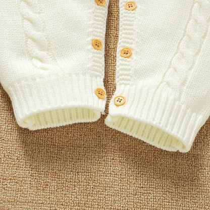 Baby Strickoverall mit Rüschen & Blumenstickerei – Gestrickter Baby Einteiler