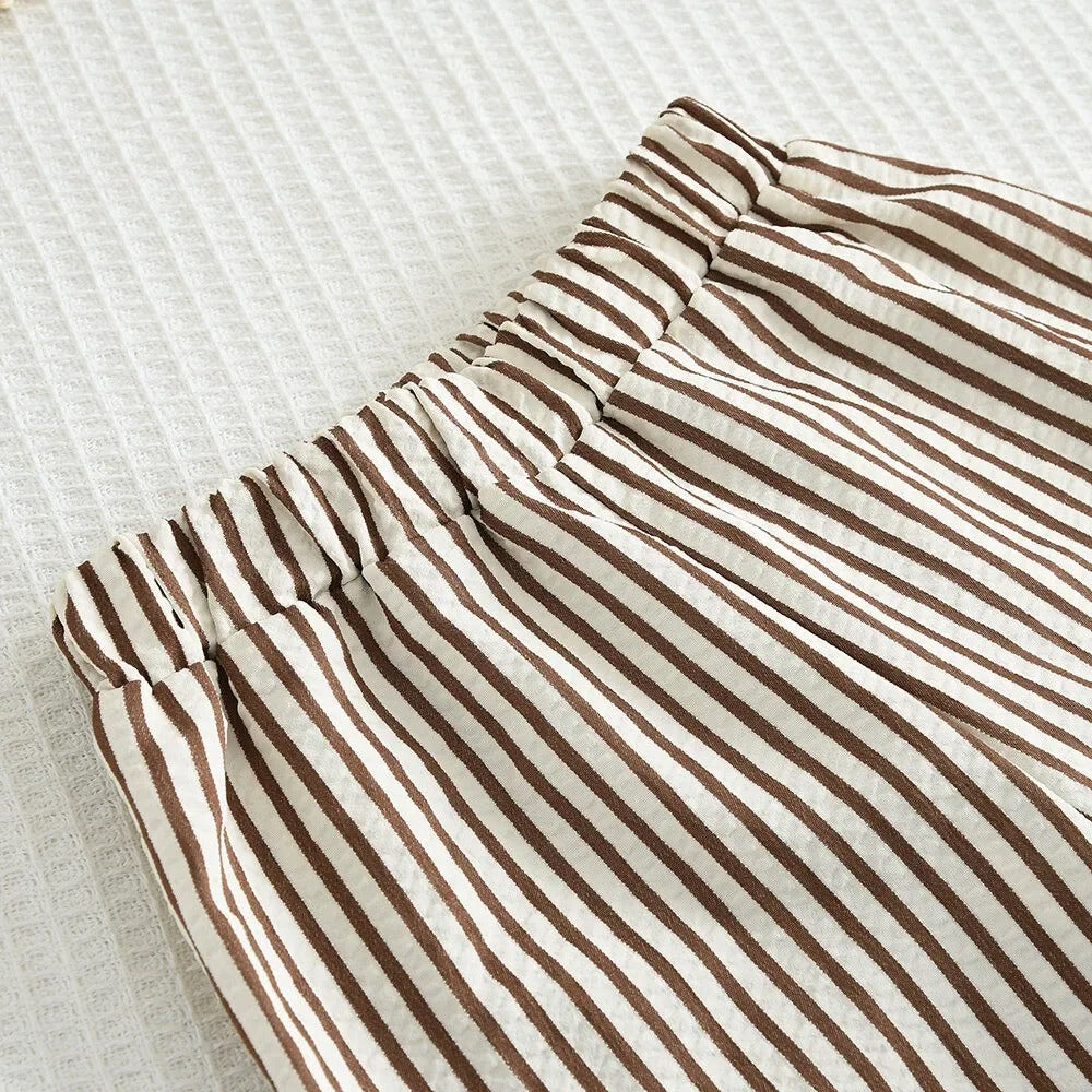 Modernes Kinder Outfit – ärmellose Bluse mit Streifenhose