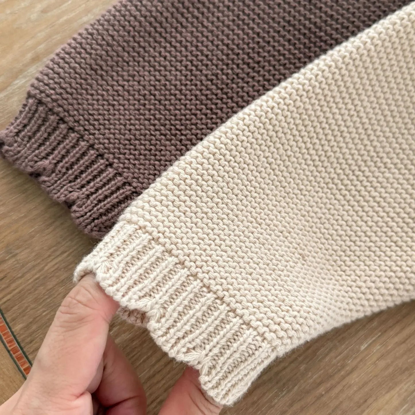 Baby Strickjacke mit Holzknöpfen