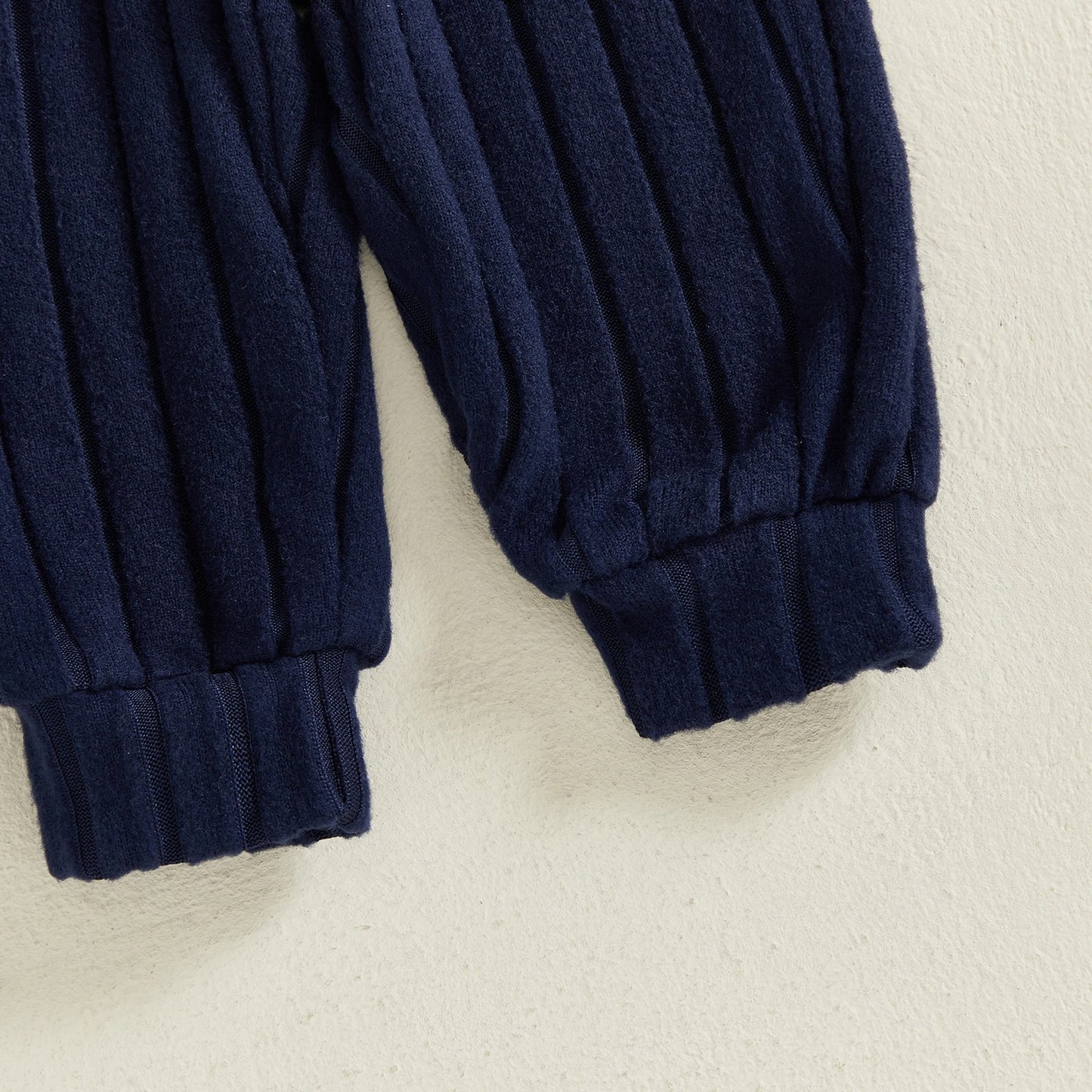 Zweiteiliges Strickset für Jungen – weicher Pullover & Hose in Navy mit Strukturmuster