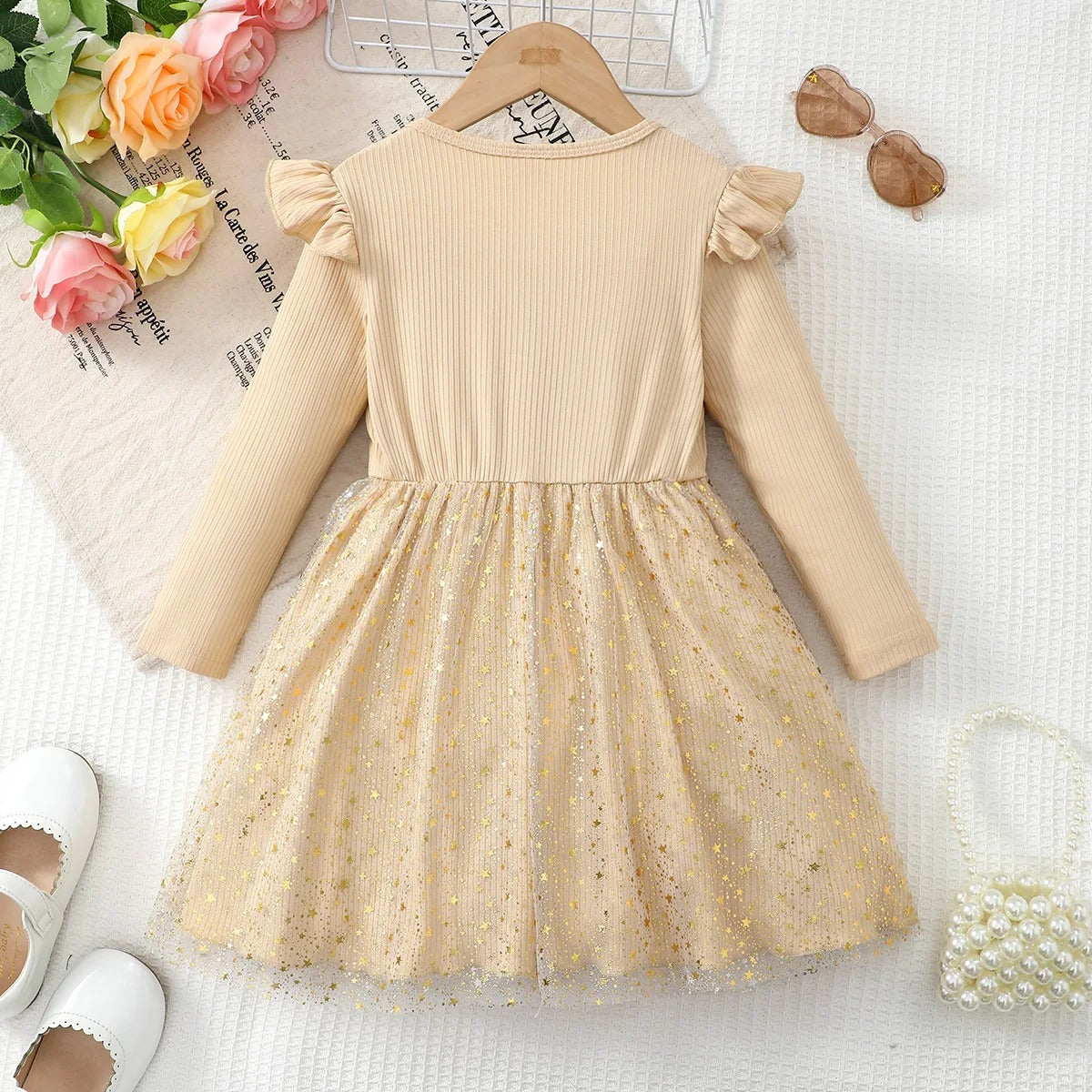 Beiges Festtags-Glitzerkleid mit Tüllrock & goldenen Sternen