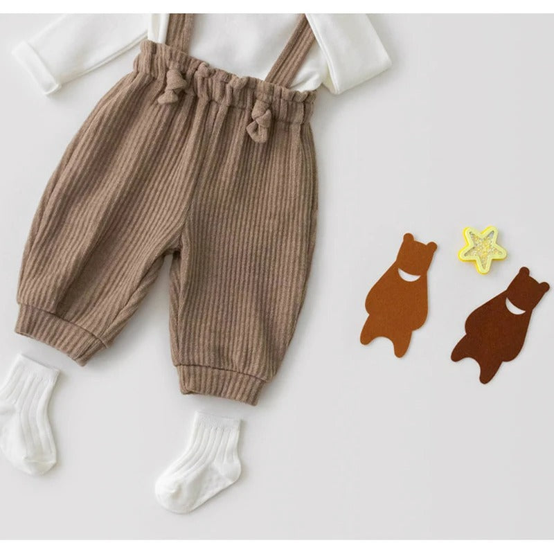 Baby Trägerhose aus weichem Rippstoff – bequem & vielseitig kombinierbar