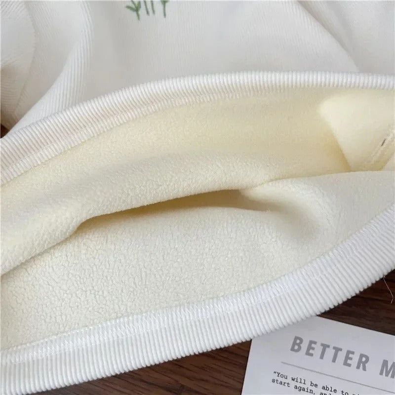 Kuscheliges Langarmshirt mit zarter Blumenstickerei