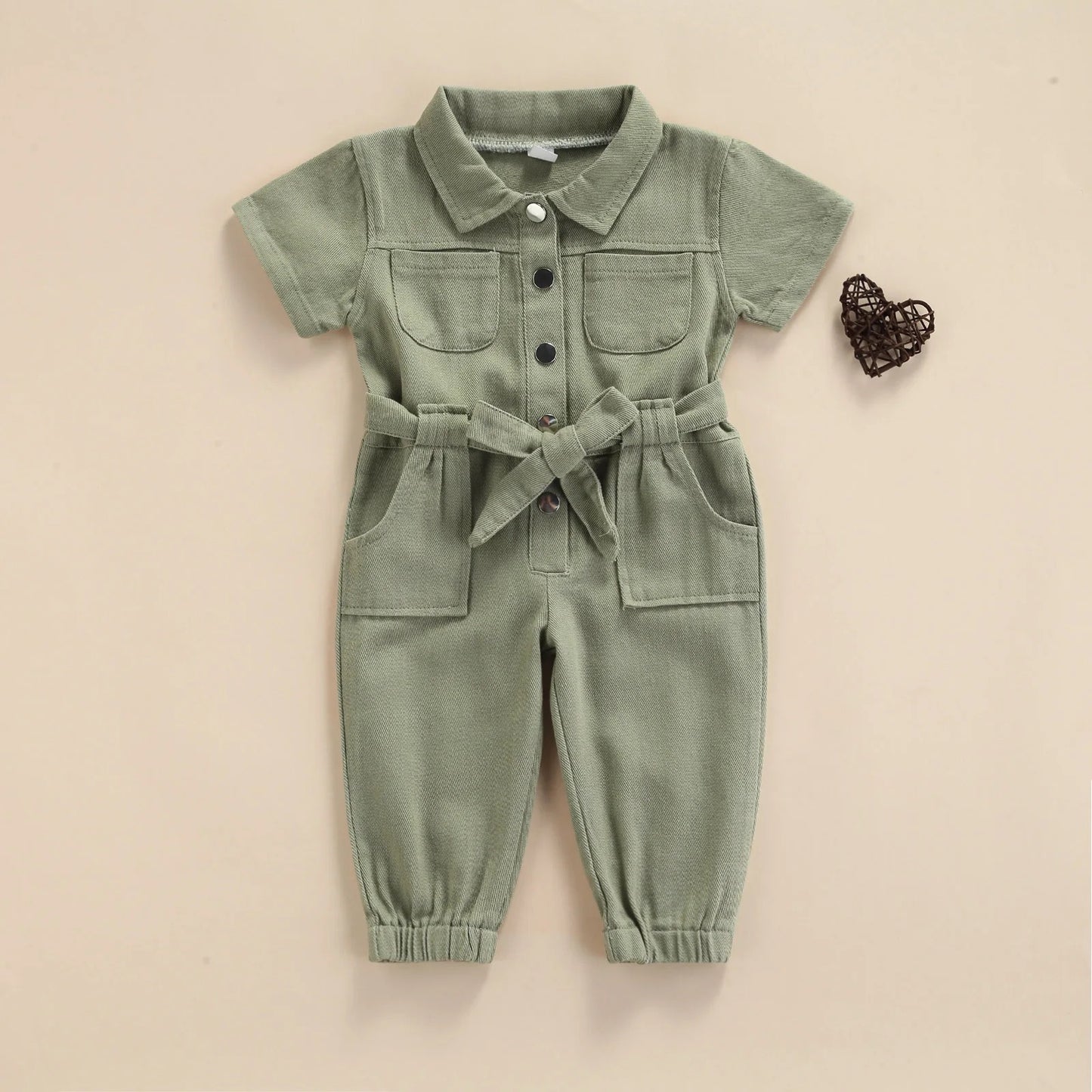 Kinder Jumpsuit mit Gürtel aus Baumwolle – Kurzarm Overall mit Knöpfen & Taschen