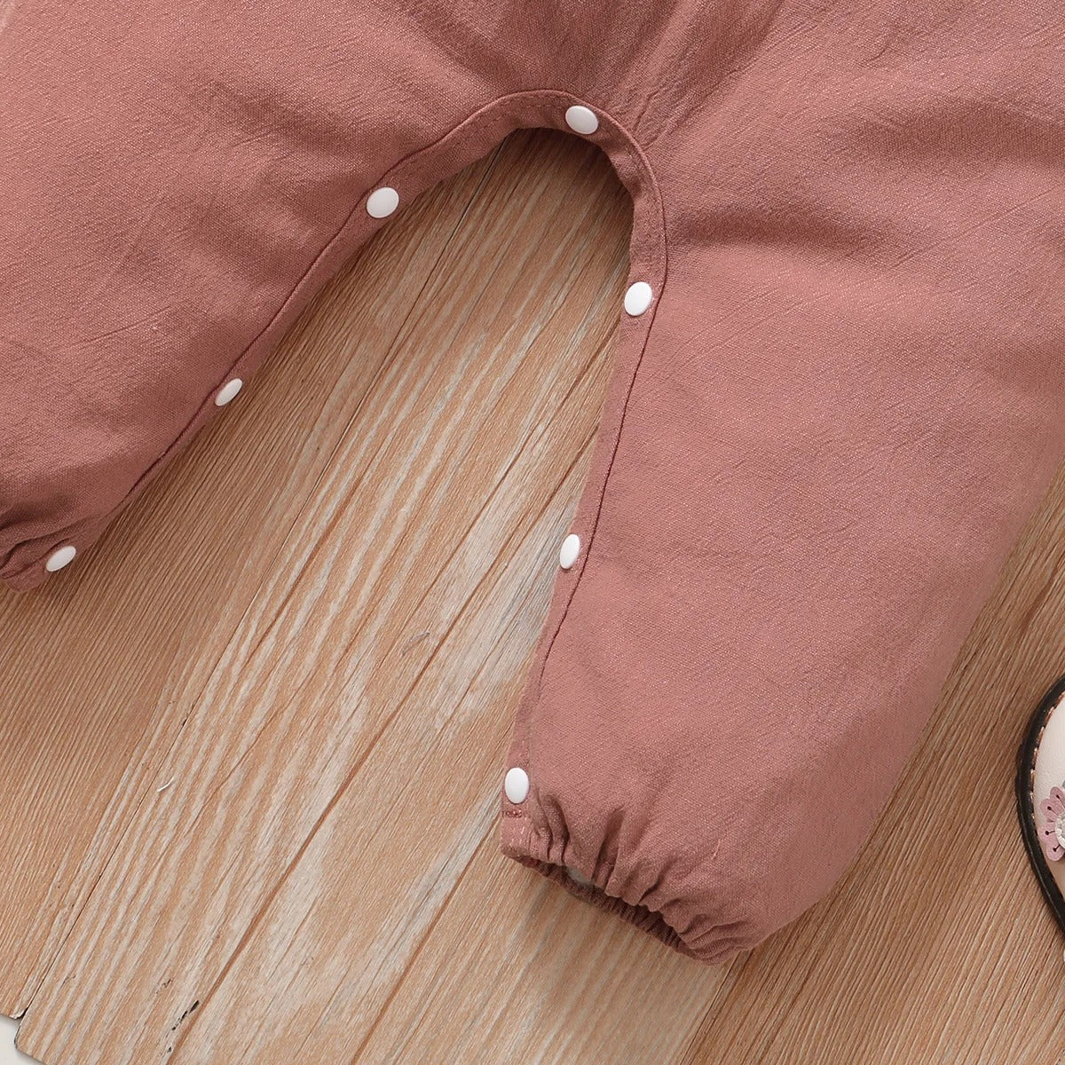 Baby Mädchen Overall mit Blumenstickerei & Peter-Pan-Kragen – 2in1 Strampler in Altrosa