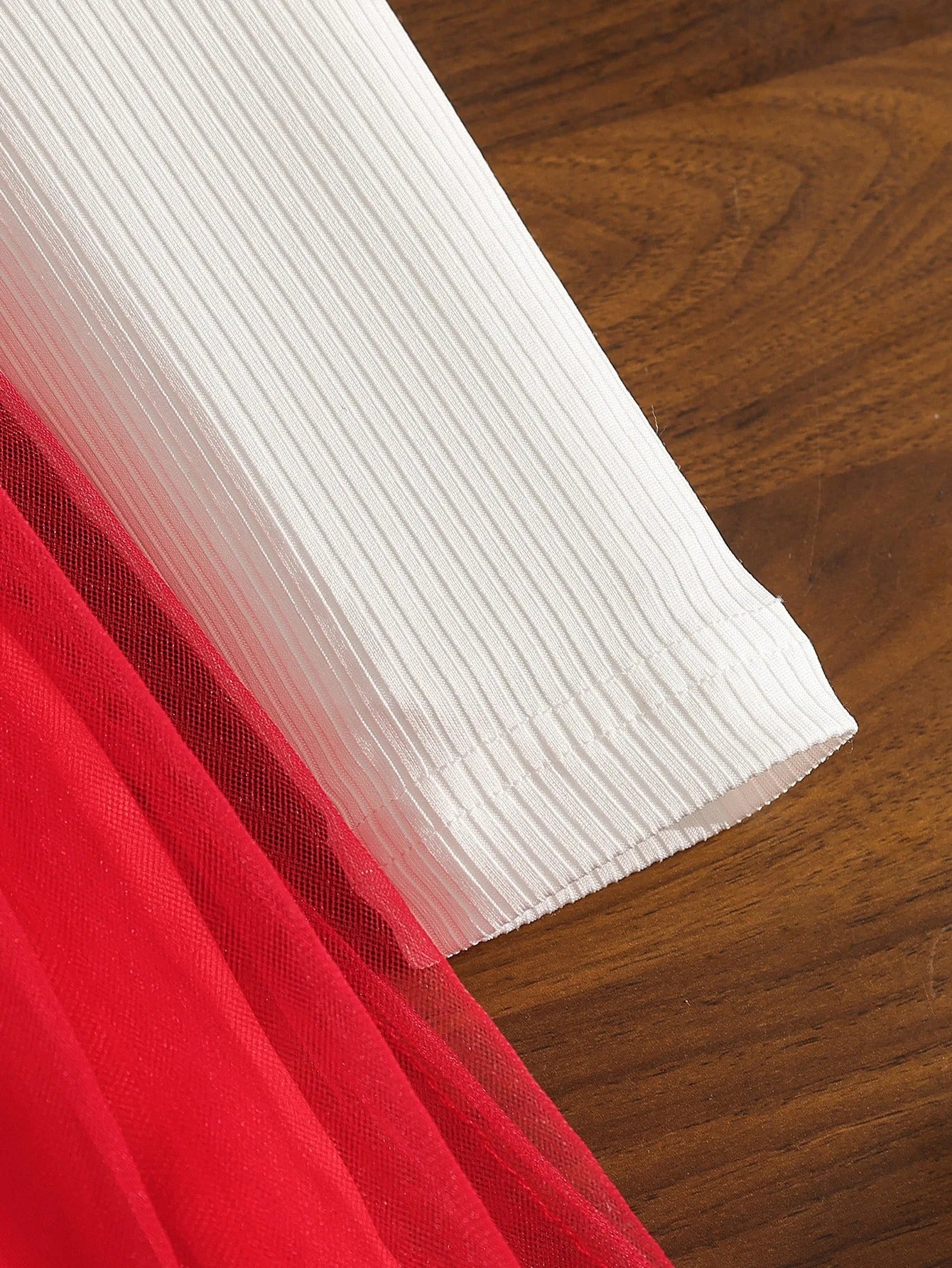 Festliches Kinderkleid mit 3D-Blumen & rotem Tüllrock