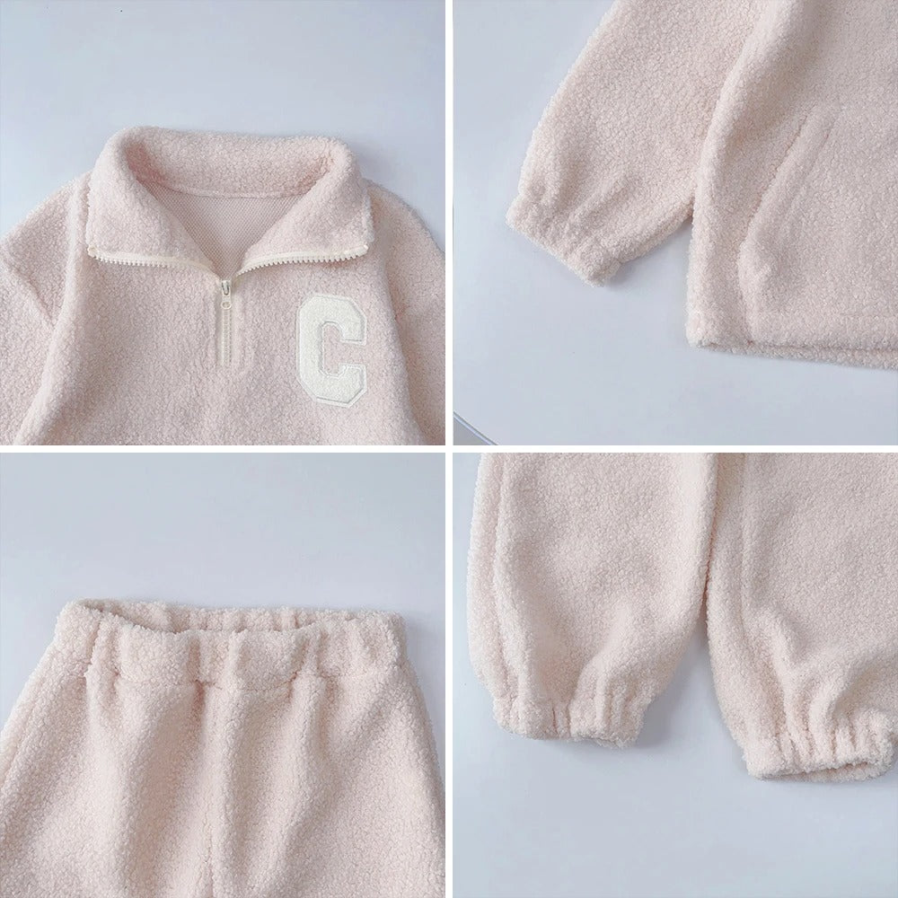 Kuscheliges Teddy-Outfit mit Reißverschluss & Stickerei