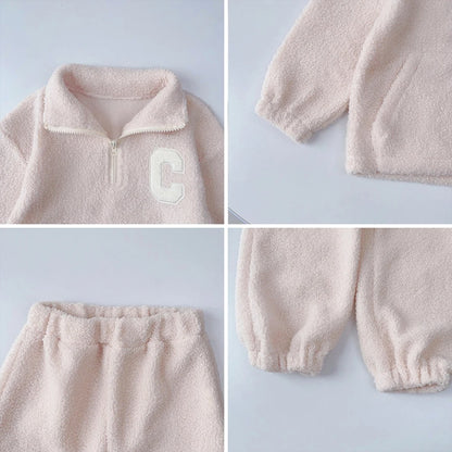 Kuscheliges Teddy-Outfit mit Reißverschluss & Stickerei