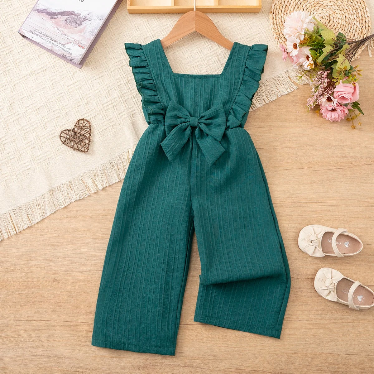 Mädchen Jumpsuit mit Schleife & Rüschen – verspielt & bequem zugleich