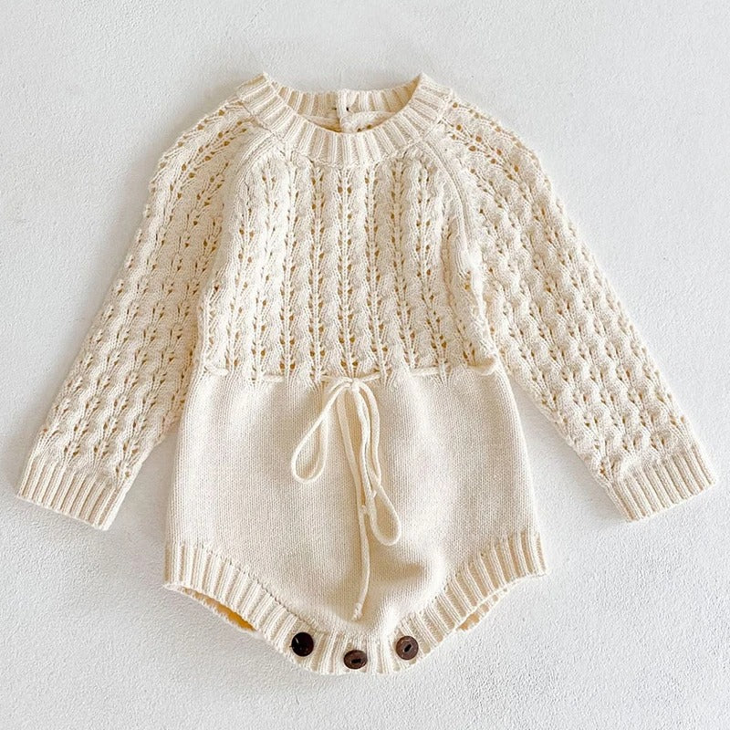 Strick Baby Body mit Lochmuster und Bindeband – Langarm Body für Mädchen