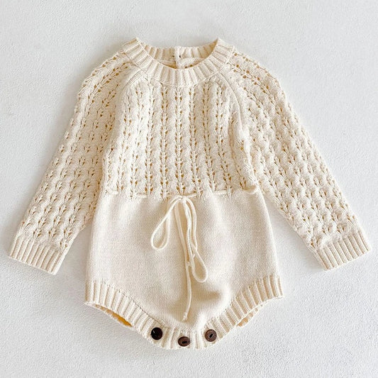 Strick Baby Body mit Lochmuster und Bindeband – Langarm Body für Mädchen