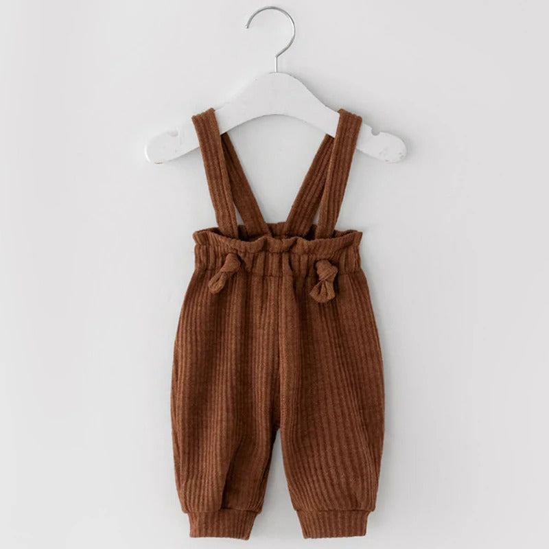 Baby Trägerhose aus weichem Rippstoff – bequem & vielseitig kombinierbar