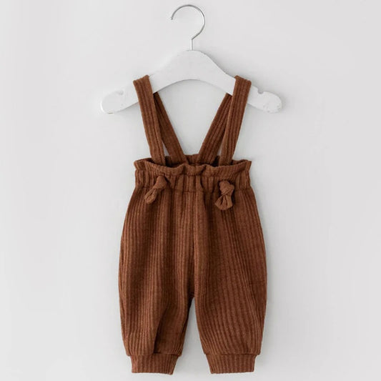 Baby Trägerhose aus weichem Rippstoff – bequem & vielseitig kombinierbar