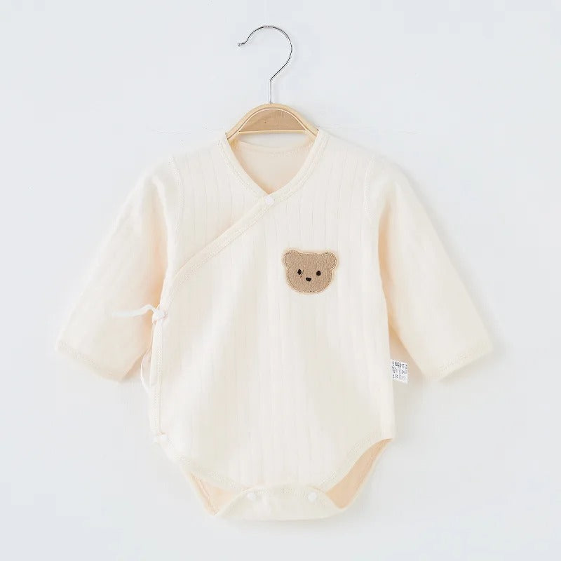 Baby Wickelbody mit Bären-Patch – gerippter Langarmbody