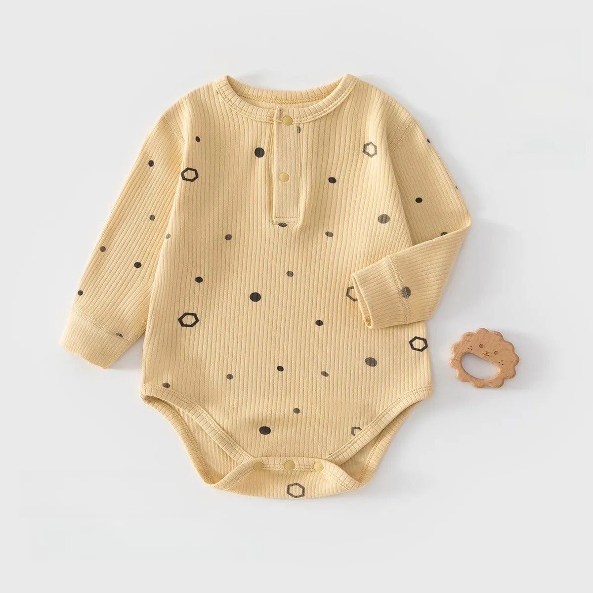 Baby Body aus strukturierter Baumwolle – Langarm Body mit Henley-Knöpfen
