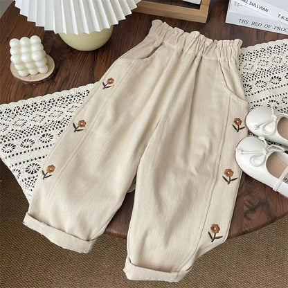 Mädchen Hose mit Blumenstickerei – Bequeme Kinderhose im natürlichen Look