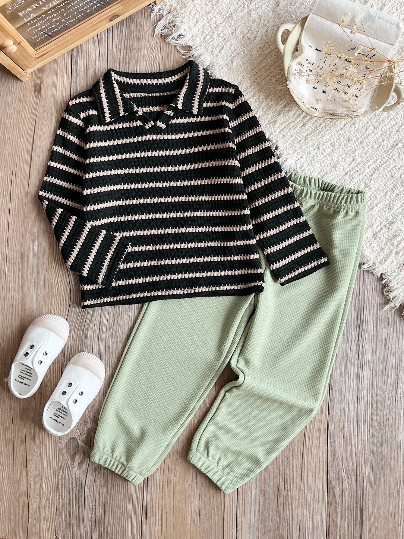 Jungen Set mit Streifenpullover & Jogginghose – 2-teilig in Schwarz/Salbei