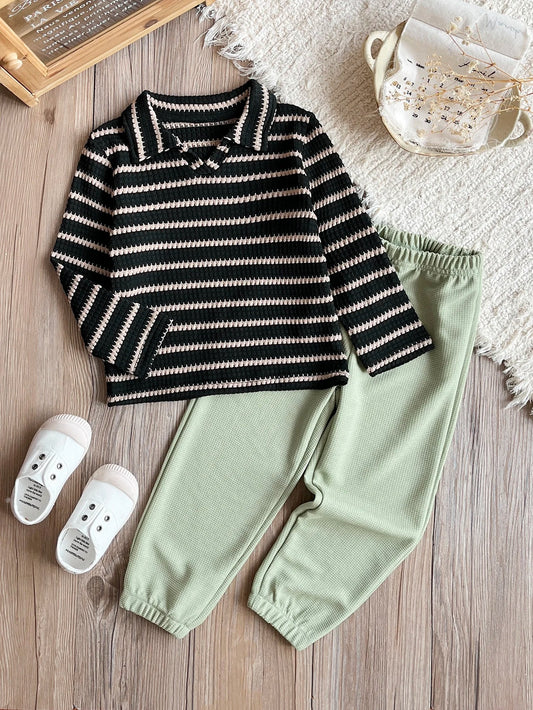 Jungen Set mit Streifenpullover & Jogginghose – 2-teilig in Schwarz/Salbei