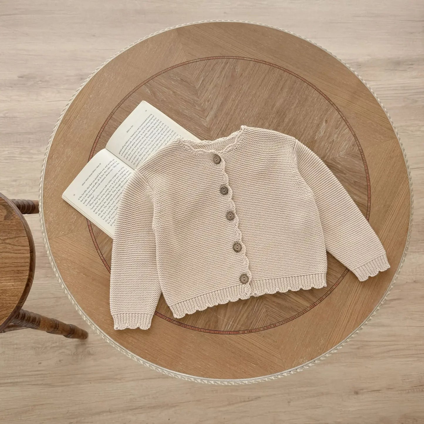 Baby Strickjacke mit Holzknöpfen