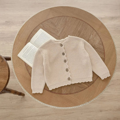 Baby Strickjacke mit Holzknöpfen