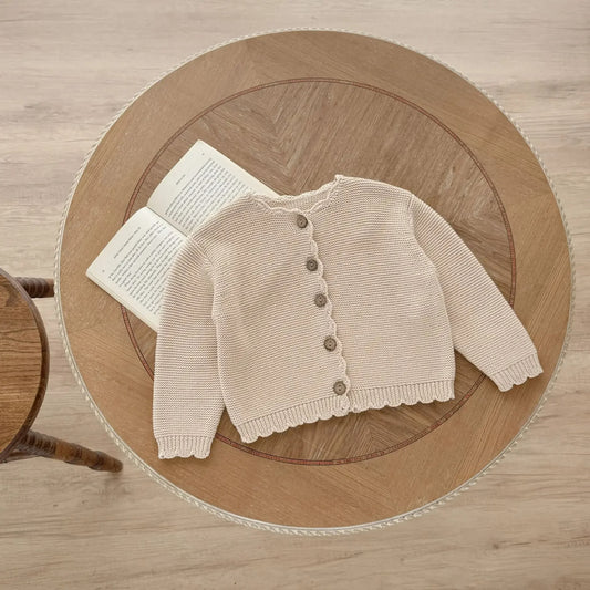 Baby Strickjacke mit Holzknöpfen