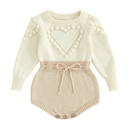 Strick Baby Body mit Herzmuster und Bindeband – Langarm Body für Mädchen