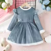 Samtiges Weihnachtskleid mit Glitzersternen & Kunstfellbesatz