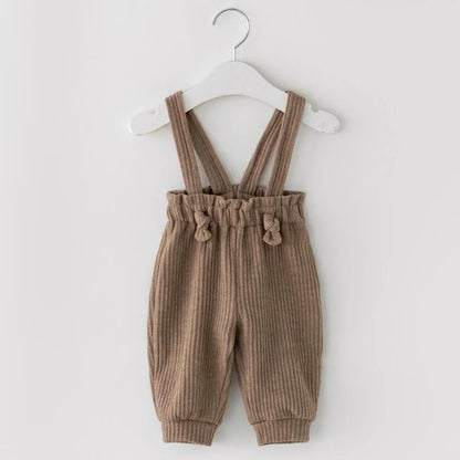 Baby Trägerhose aus weichem Rippstoff – bequem & vielseitig kombinierbar