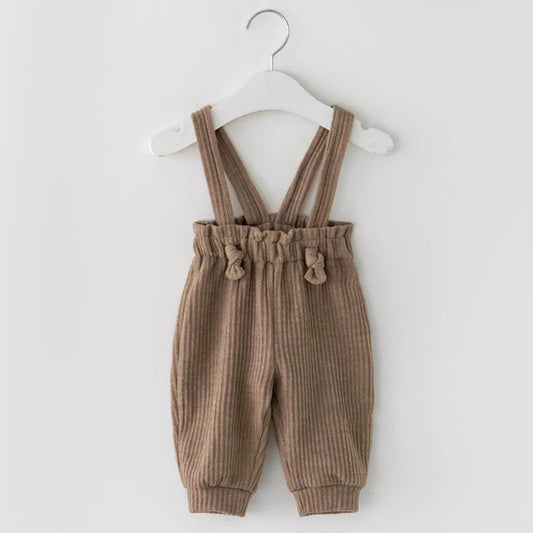 Baby Trägerhose aus weichem Rippstoff – bequem & vielseitig kombinierbar