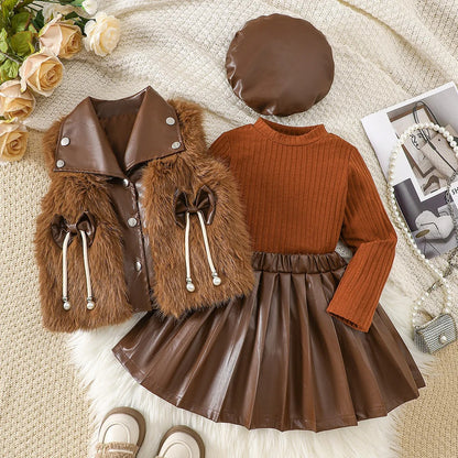 Stylisches Herbst- & Winter-Outfit mit Kunstleder-Rock & Kuschelweste