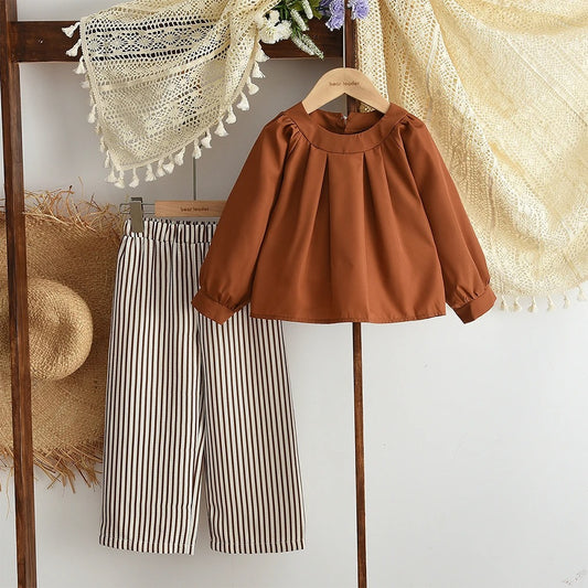 Elegantes Kinder Outfit – Bluse mit Falten & gestreifte Hose