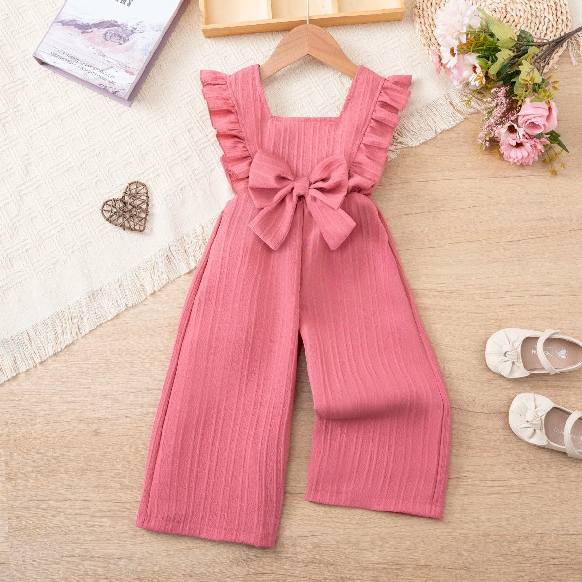 Mädchen Jumpsuit mit Schleife & Rüschen – verspielt & bequem zugleich