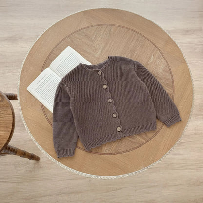 Baby Strickjacke mit Holzknöpfen