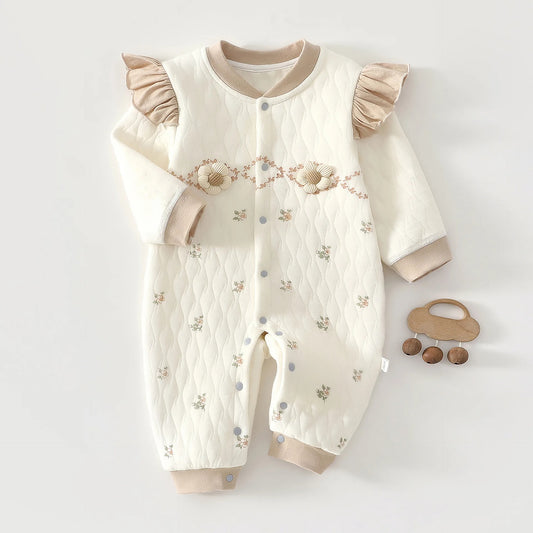 Wattierter Babystrampler mit niedlichen Stickereien