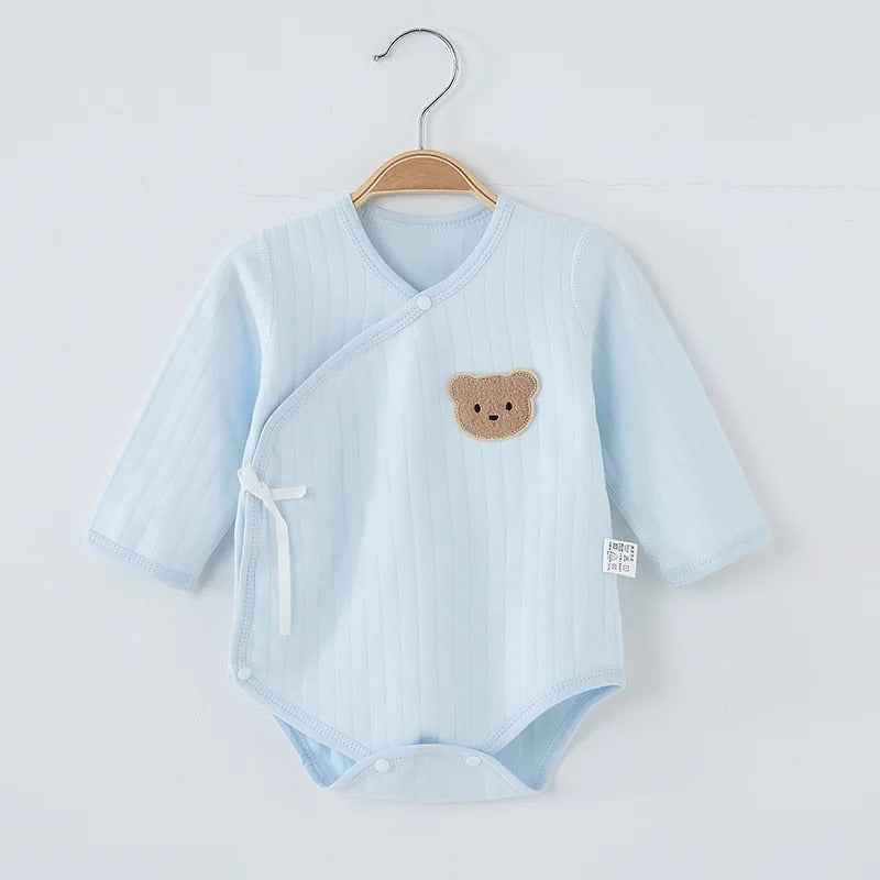 Baby Wickelbody mit Bären-Patch – gerippter Langarmbody