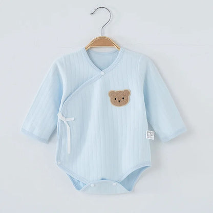 Baby Wickelbody mit Bären-Patch – gerippter Langarmbody