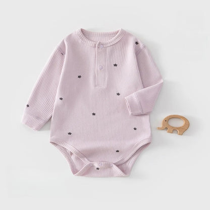 Baby Body aus strukturierter Baumwolle – Langarm Body mit Henley-Knöpfen