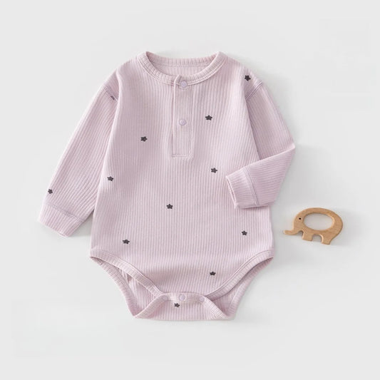 Baby Body aus strukturierter Baumwolle – Langarm Body mit Henley-Knöpfen